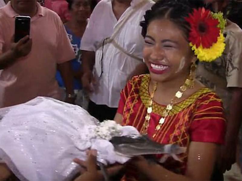 اضغط لمشاهدة الفيديو: عمدة مدينة مكسيكية يتزوج تمساحًا ويقيم له حفل زفاف!